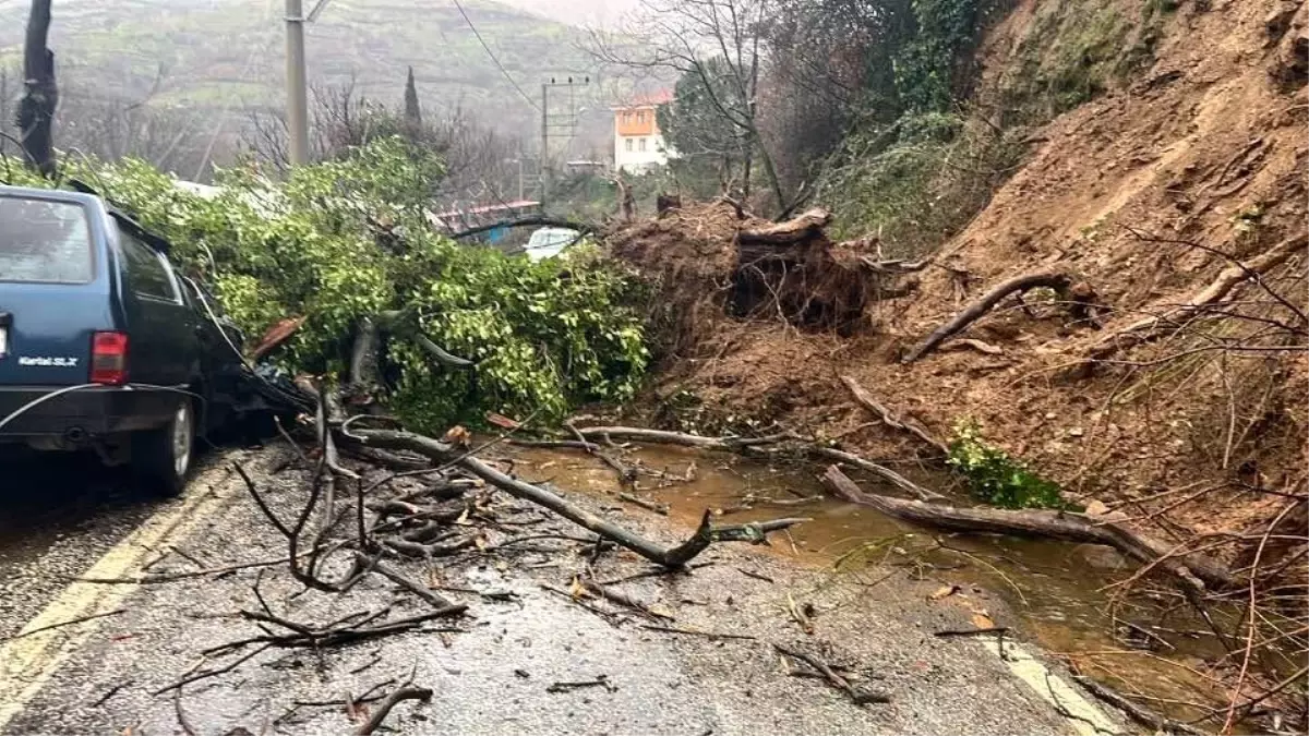 Ödemiş\'te Heyelan: Araç Hurdaya Döndü, Can Kaybı Yok