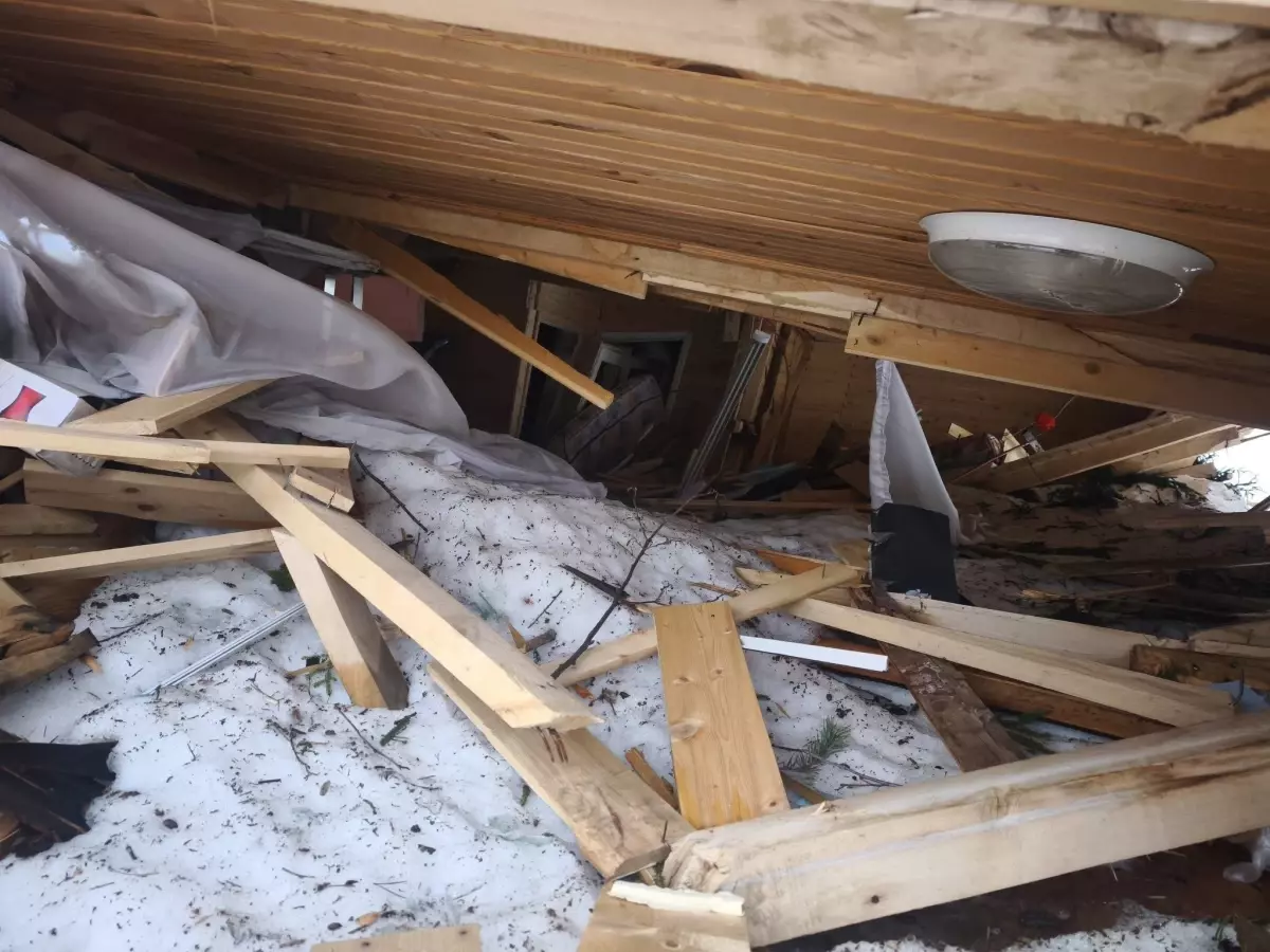 Çığ Düşen Ev Kullanılamaz Hale Geldi