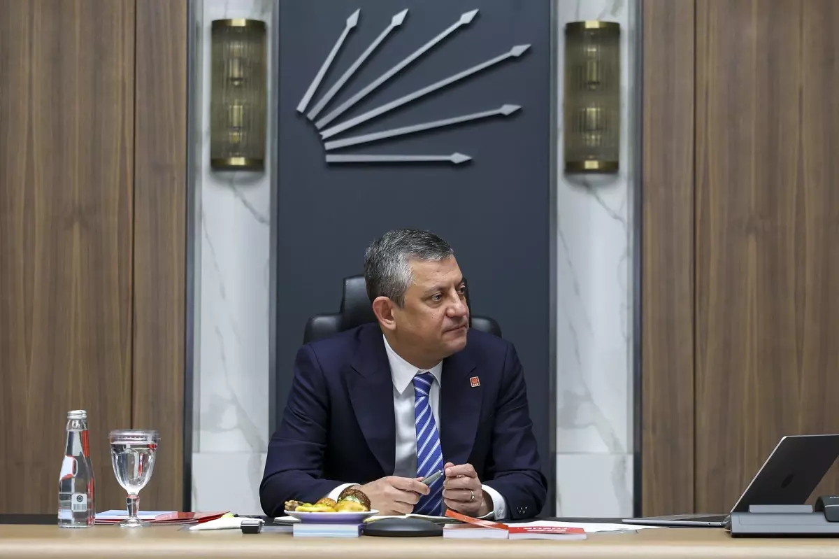 CHP lideri Özgür Özel Diyarbakırlılarla buluştu