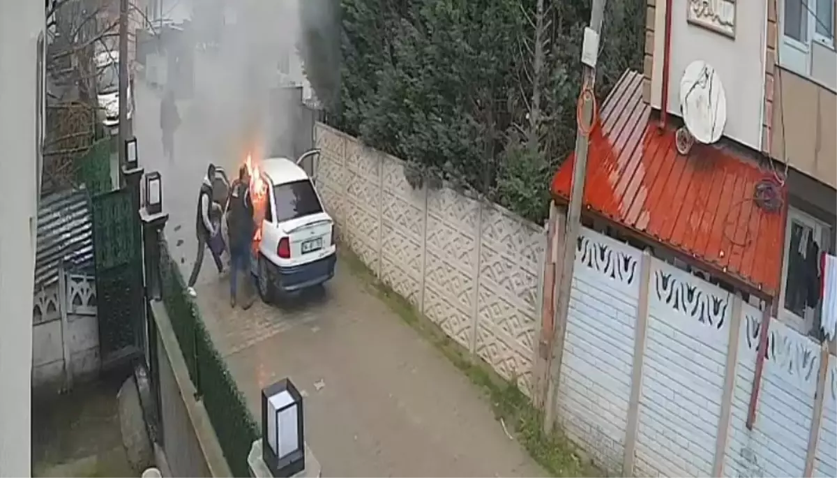 Sakarya\'da Park Halindeki Araç Yandı