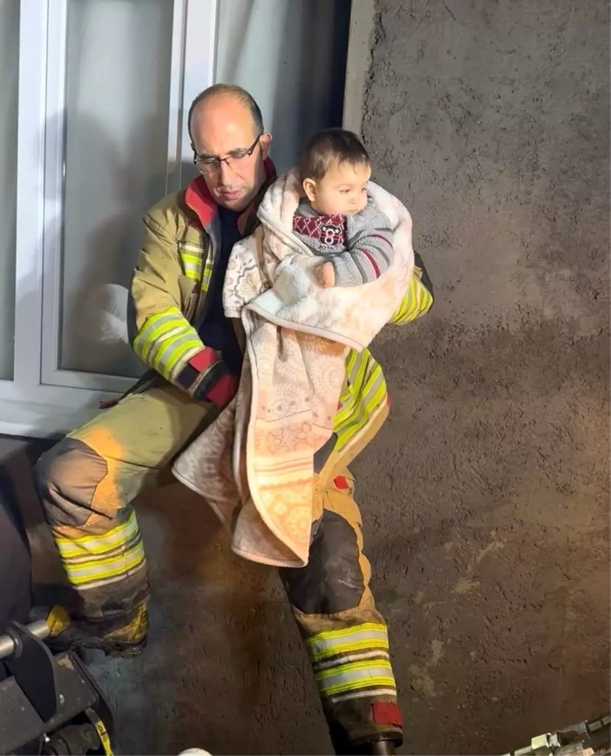 Selde mahsur kalan 11 kişilik aileyi itfaiye kurtardı