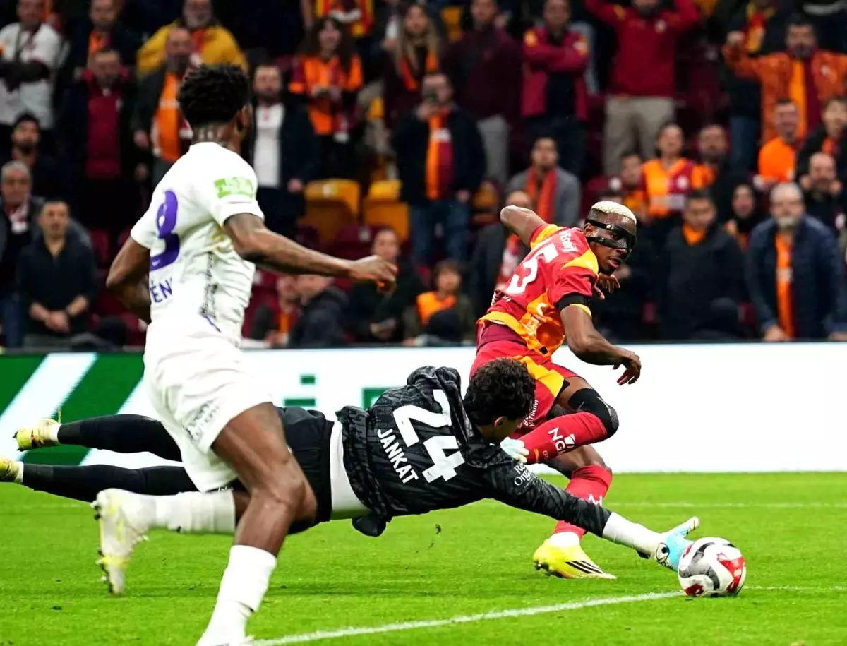 Galatasaray 2-0 Üstün, Eyüpspor 10 Kişi Kaldı