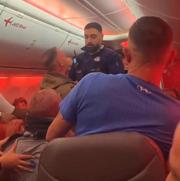 Türkiye'den havalanan uçakta ortalık savaş alanına döndü