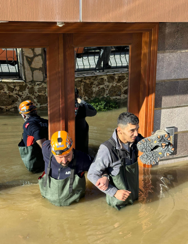 24 saatte 74 kilogram yağış! Su göğüs hizasına çıktı, vatandaşlar botla kurtarıldı 24 saatte 74 kilogram yağış! Su göğüs hizasına çıktı, vatandaşlar botla kurtarıldı