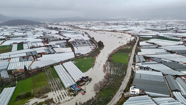 24 saatte 74 kilogram yağış! Su göğüs hizasına çıktı, vatandaşlar botla kurtarıldı 24 saatte 74 kilogram yağış! Su göğüs hizasına çıktı, vatandaşlar botla kurtarıldı