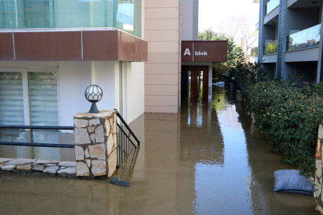 24 saatte 74 kilogram yağış! Su göğüs hizasına çıktı, vatandaşlar botla kurtarıldı 24 saatte 74 kilogram yağış! Su göğüs hizasına çıktı, vatandaşlar botla kurtarıldı