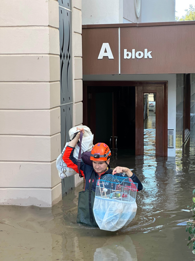 24 saatte 74 kilogram yağış! Su göğüs hizasına çıktı, vatandaşlar botla kurtarıldı 24 saatte 74 kilogram yağış! Su göğüs hizasına çıktı, vatandaşlar botla kurtarıldı