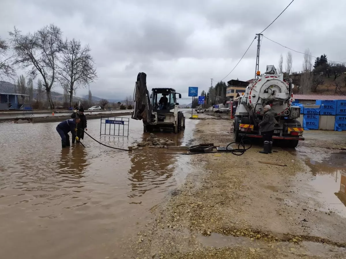 Gölbaşı\'nda Temizlik Çalışmaları Devam Ediyor