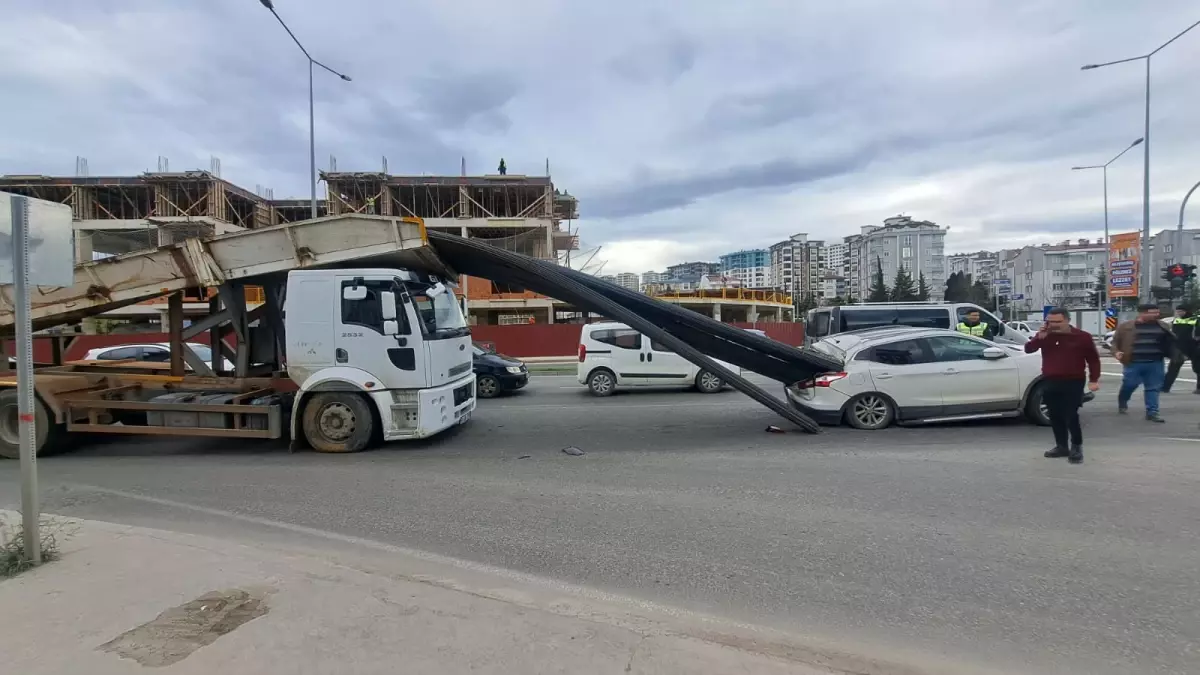 Kamyon Kazası: İnşaat Demirleri Otomobile Saplandı