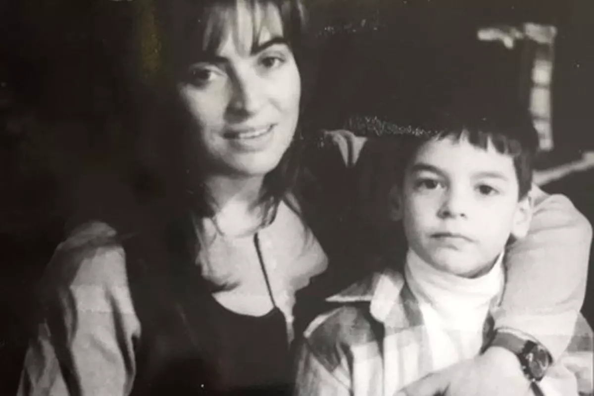 Annesi vefat etmişti: Akın Akınözü\'nden duygulandıran Sevgililer Günü paylaşımı