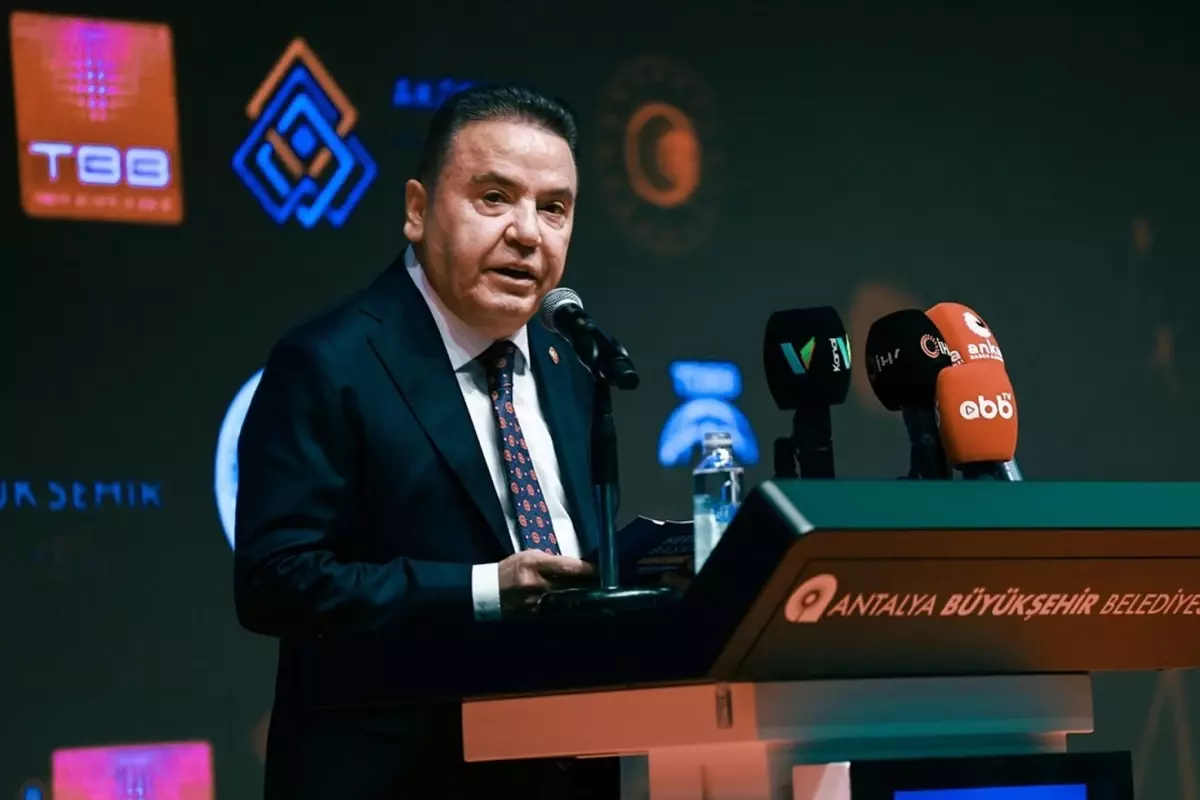 Antalya Büyükşehir Belediye Başkanı Muhittin Böcek yeniden hastaneye kaldırıldı