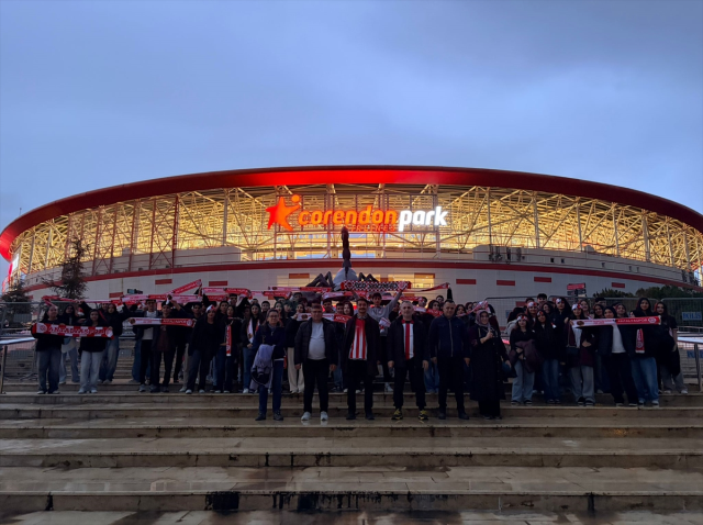 Antalya'da 80 öğrenci Samsunspor maçının ardından tribünü temizledi