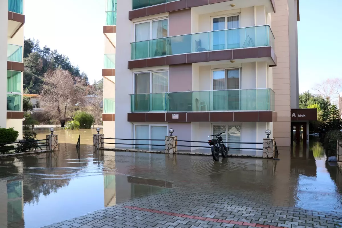 24 saatte 74 kilogram yağış! Su göğüs hizasına çıktı, vatandaşlar botla kurtarıldı