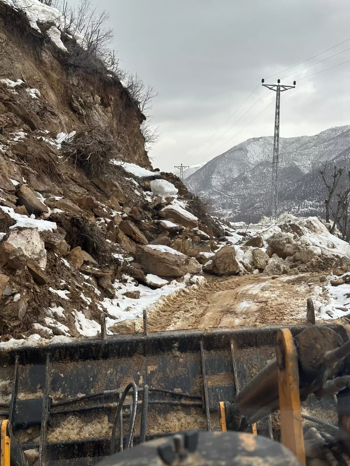 Hizan\'da Heyelanlar Yol Kapatıyor