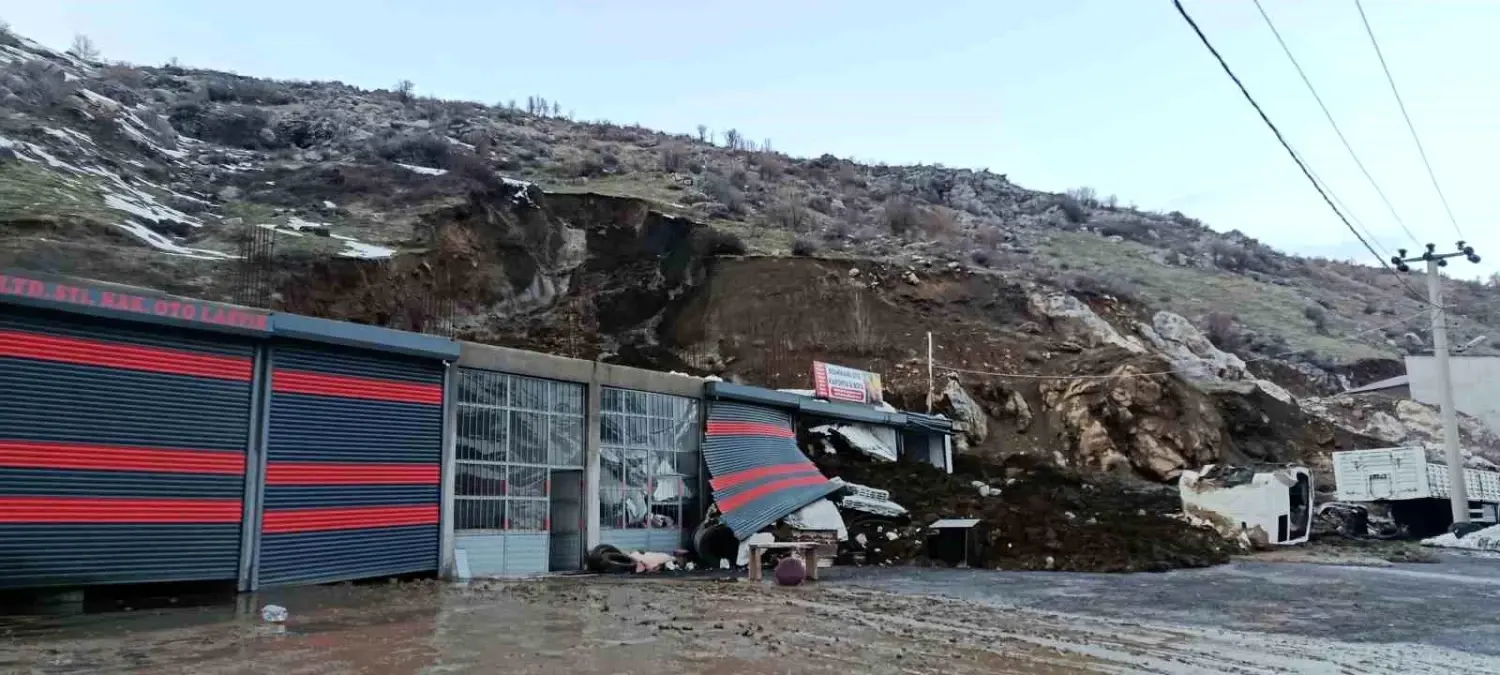 Bitlis\'te Heyelan Dükkanı Yıktı