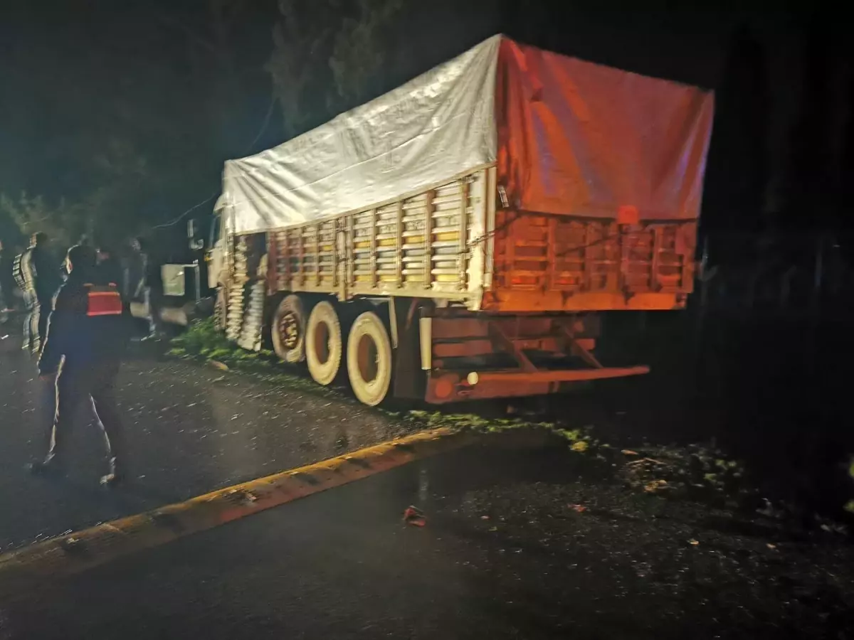 Bursa\'da Kamyon-Minibüs Çarpıştı: 2 Yaralı