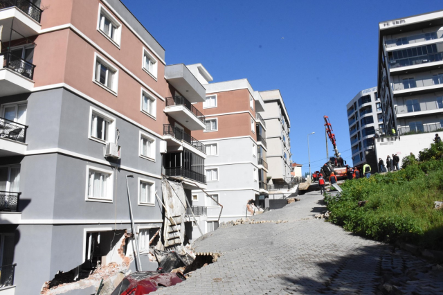 Çöken istinat duvarı 7 aracı yuttu Çöken istinat duvarı 7 aracı yuttu