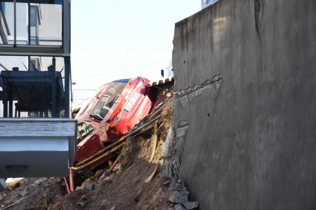 Çöken istinat duvarı 7 aracı yuttu Çöken istinat duvarı 7 aracı yuttu
