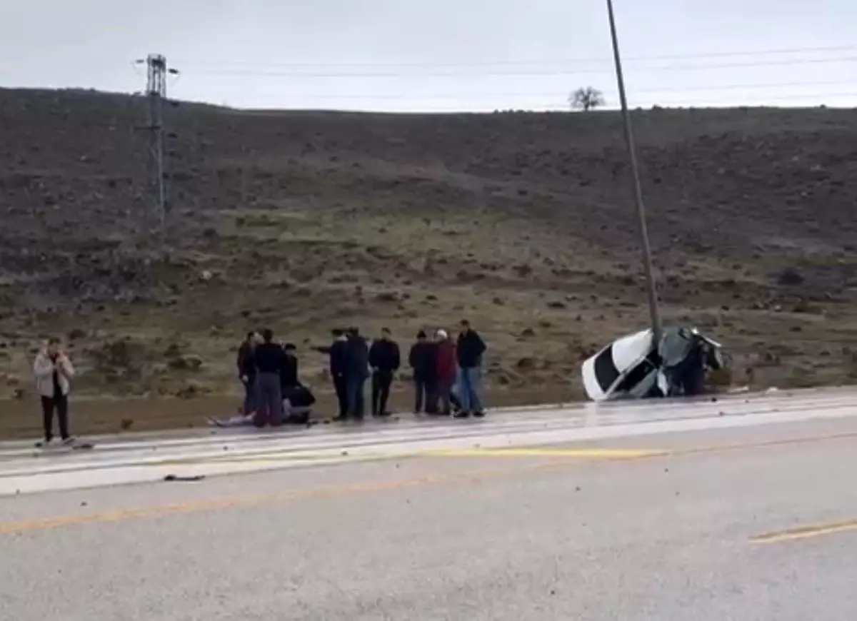 Kayseri\'de Kaza: Otomobil Direğe Çarptı