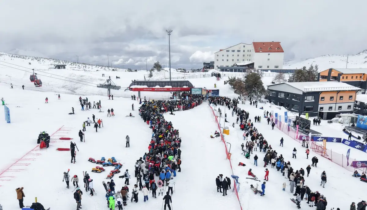 Erciyes\'te Hafta Sonu Kayak Yoğunluğu