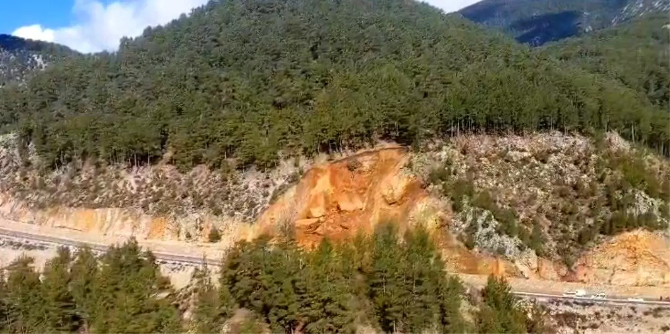 Gündoğmuş\'ta Toprak Kayması Karayolunu Kapadı