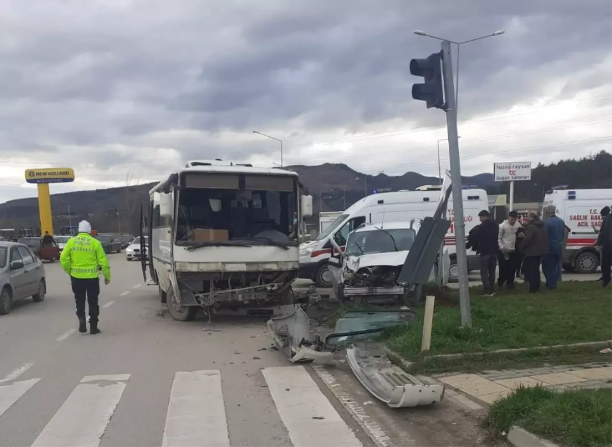 Amasya\'da Trafik Kazası: 6 Yaralı