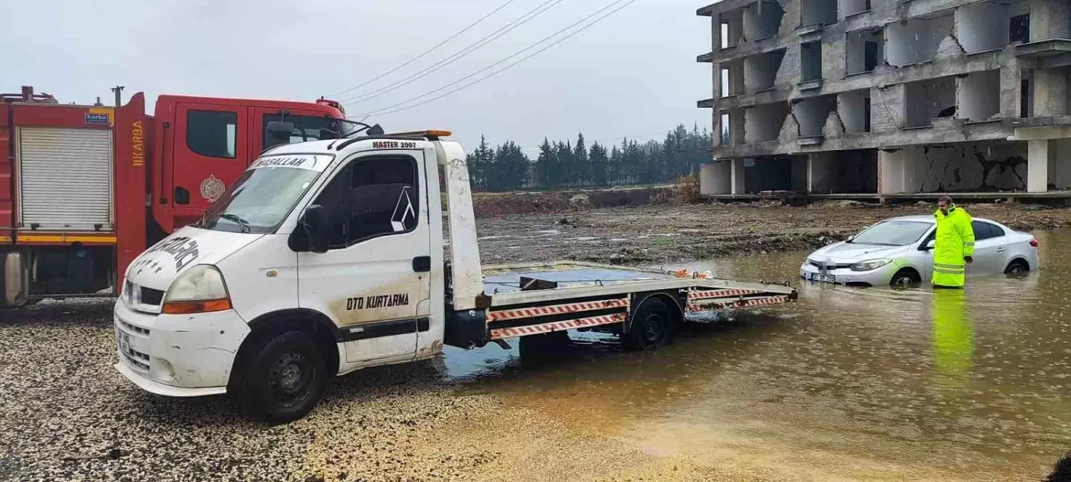 Hatay\'da yağışla birlikte yollar göle döndü, araçlar mahsur kaldı