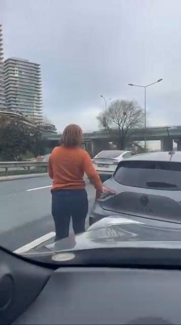 Kadın sürücü trafikte tartıştığı aracın camını yumruklayıp aynasını kırdı Kadın sürücü trafikte tartıştığı aracın camını yumruklayıp aynasını kırdı