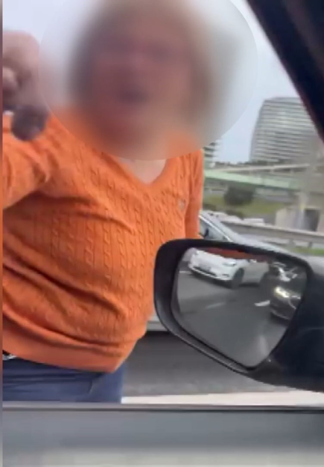 Kadın sürücü trafikte tartıştığı aracın camını yumruklayıp aynasını kırdı Kadın sürücü trafikte tartıştığı aracın camını yumruklayıp aynasını kırdı