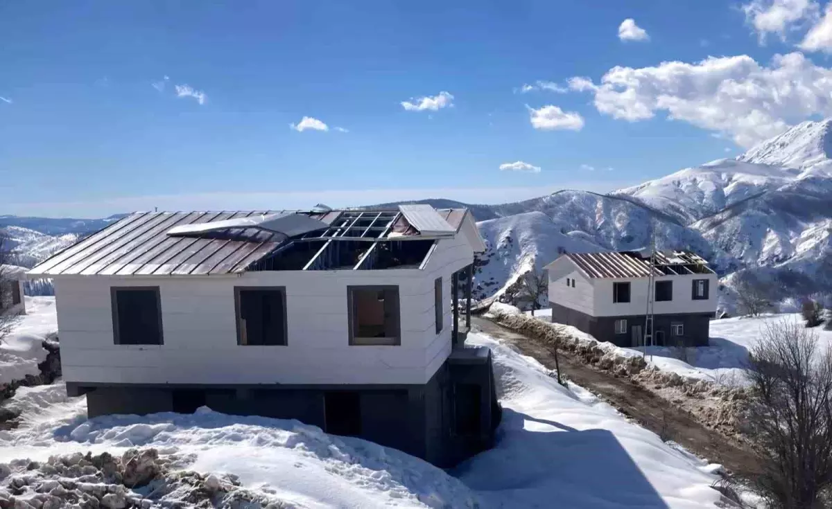 Sincik\'teki Çelik Evler Rüzgarda Zarar Gördü