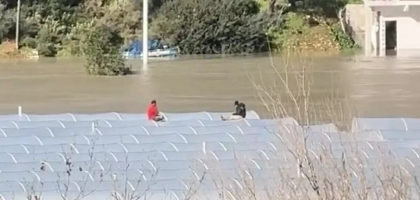 Sel Felaketi: Seydikemer\'de 2 Kişi Mahsur Kaldı