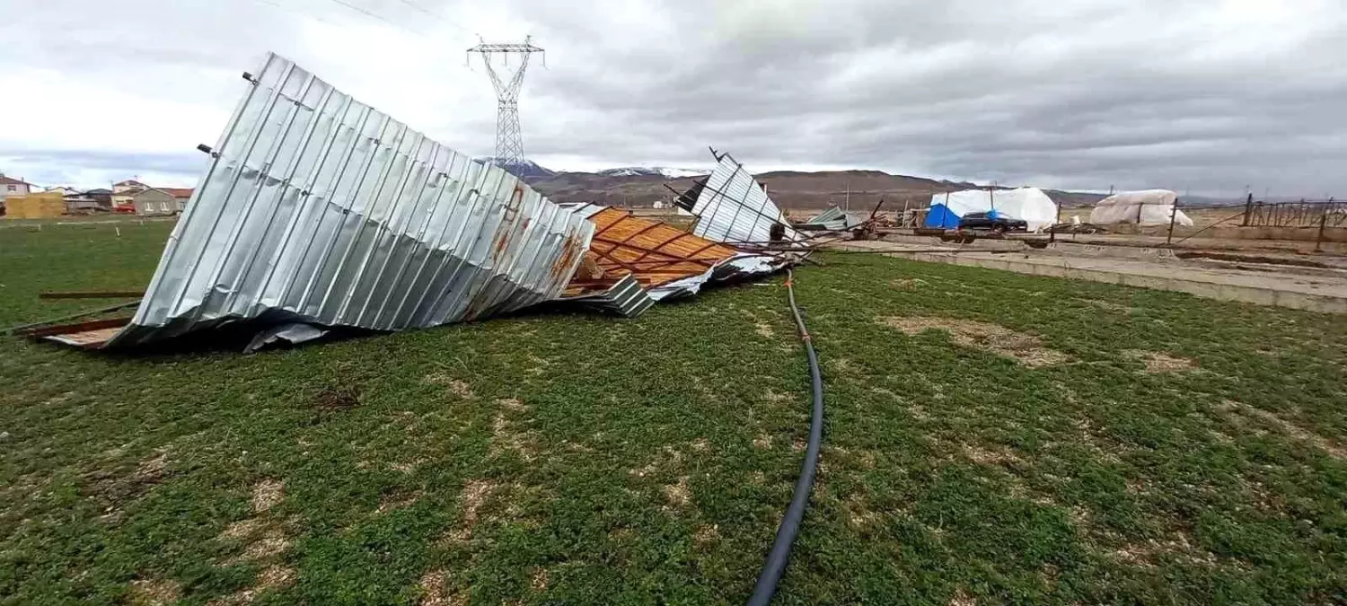 Develi\'de Şiddetli Rüzgar Ahır Çatısını Uçurdu