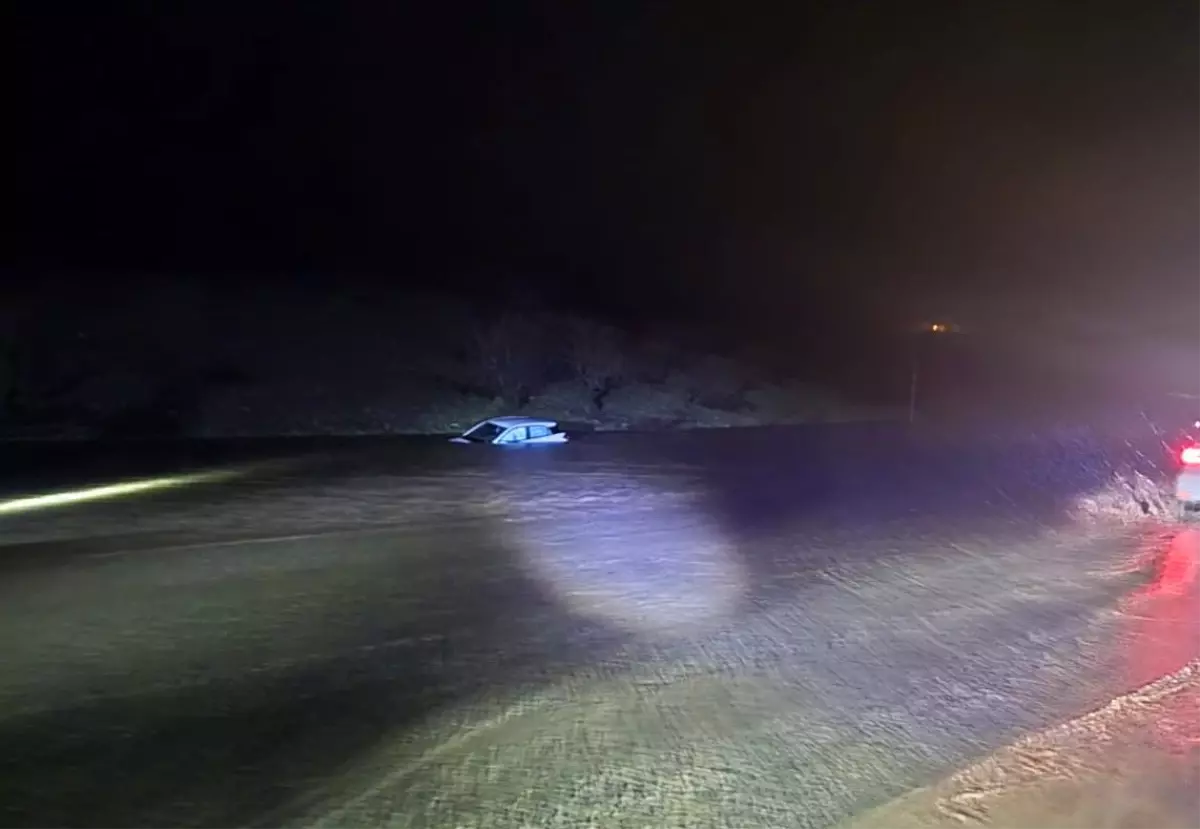 Adıyaman\'da Selde Araç Mahsur Kaldı