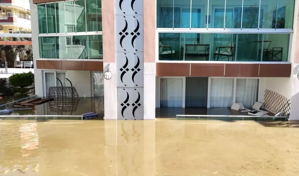 Alanya\'da Sel Felaketi: Yağışlar Hayatı Felç Etti