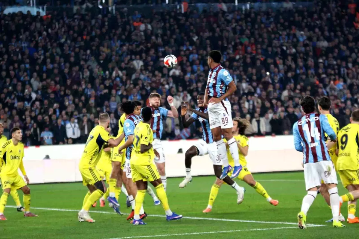 Trabzonspor - Fenerbahçe: İlk Yarı 2-2 Berabere