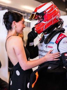 Ünlü isimlerden Sevgililer Günü paylaşımları: Çiçekler ve mesajlar eksik olmadı