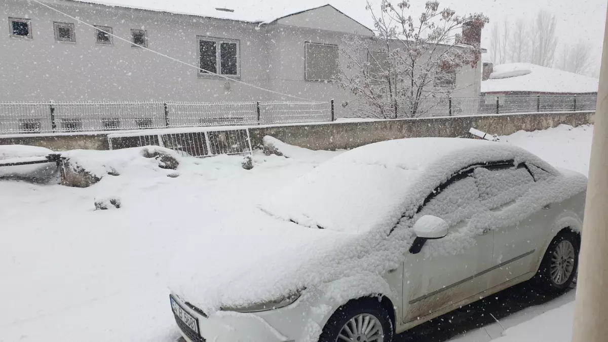 Van\'da Kar Yağışı 43 Yerleşim Yerini Kapattı