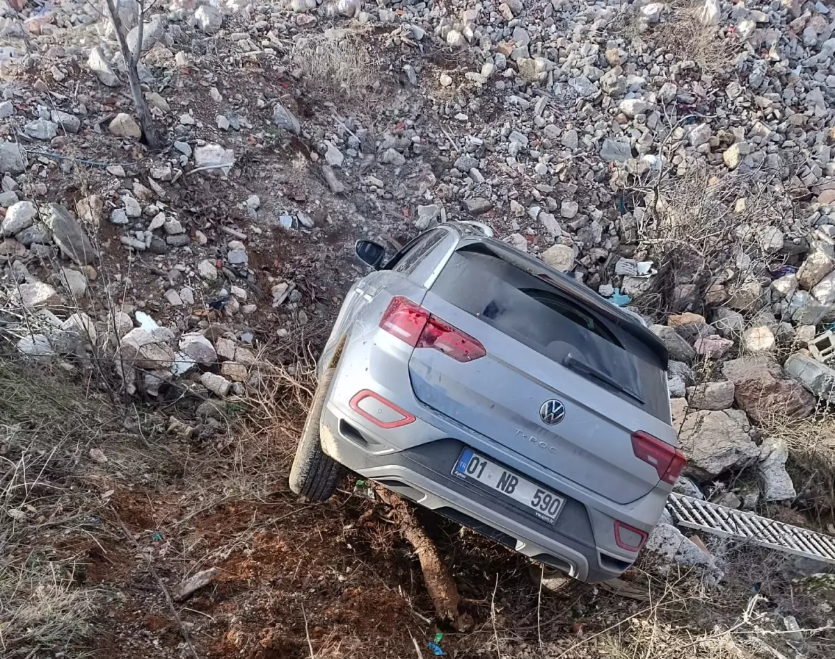 Besni\'de Şarampole Devrilen Araçta 4 Yaralı