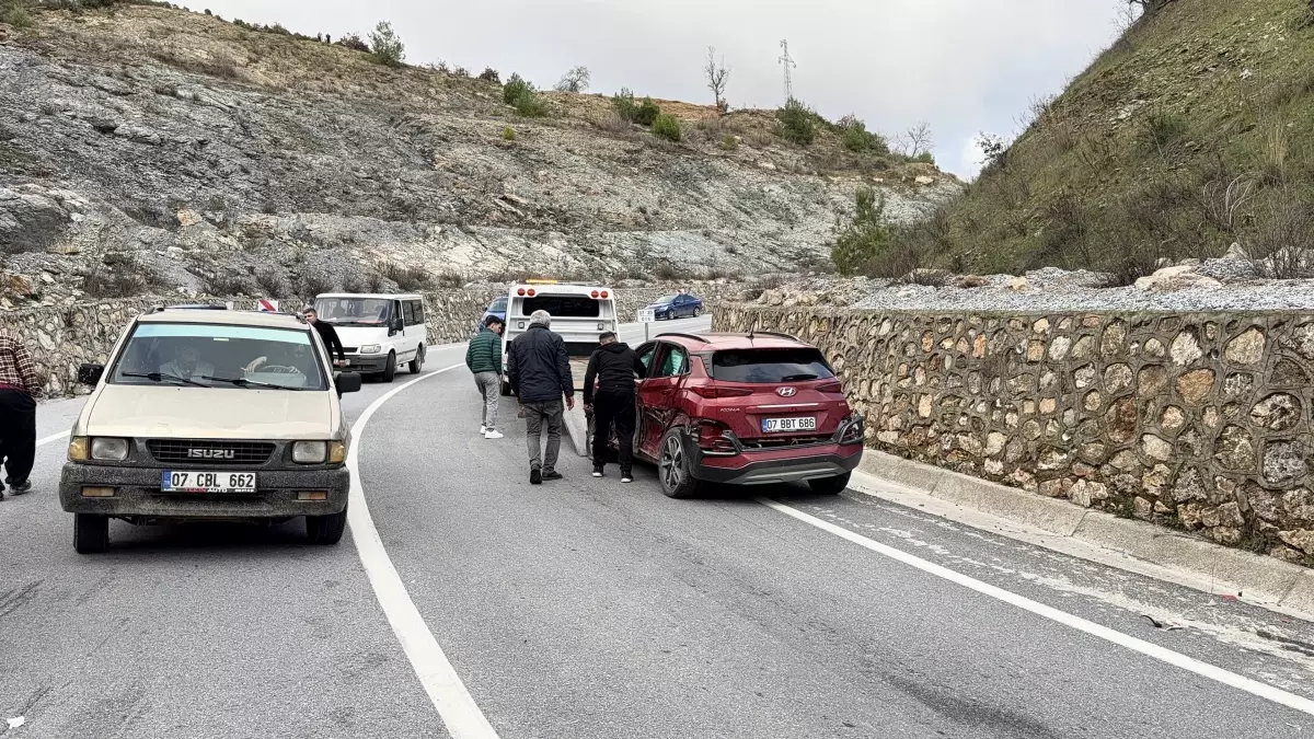 Alanya\'da Freni Boşalan TIR Kazası: 1 Ölü, 3 Yaralı