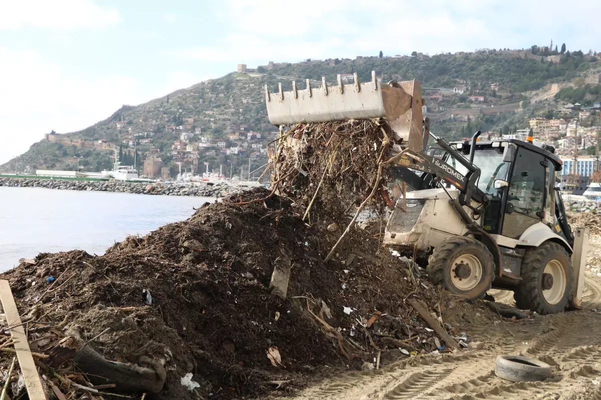 Alanya Plajları Sağanakla Çöp Dolu