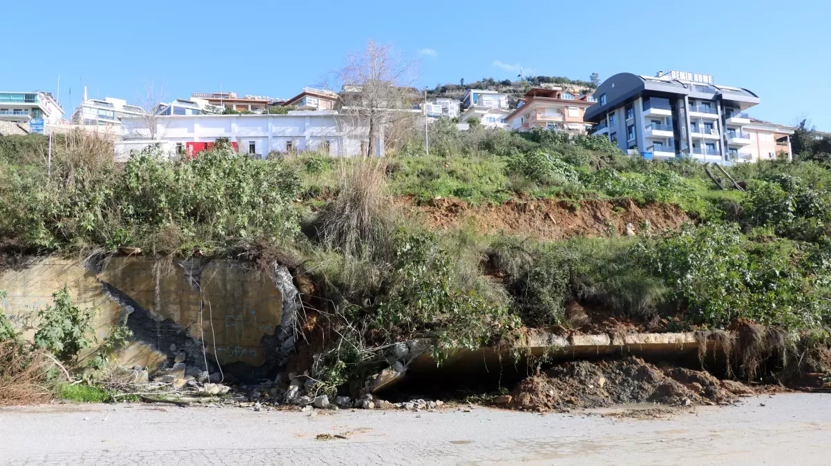 Alanya\'da Sağanak Sonrası Toprak Kayması