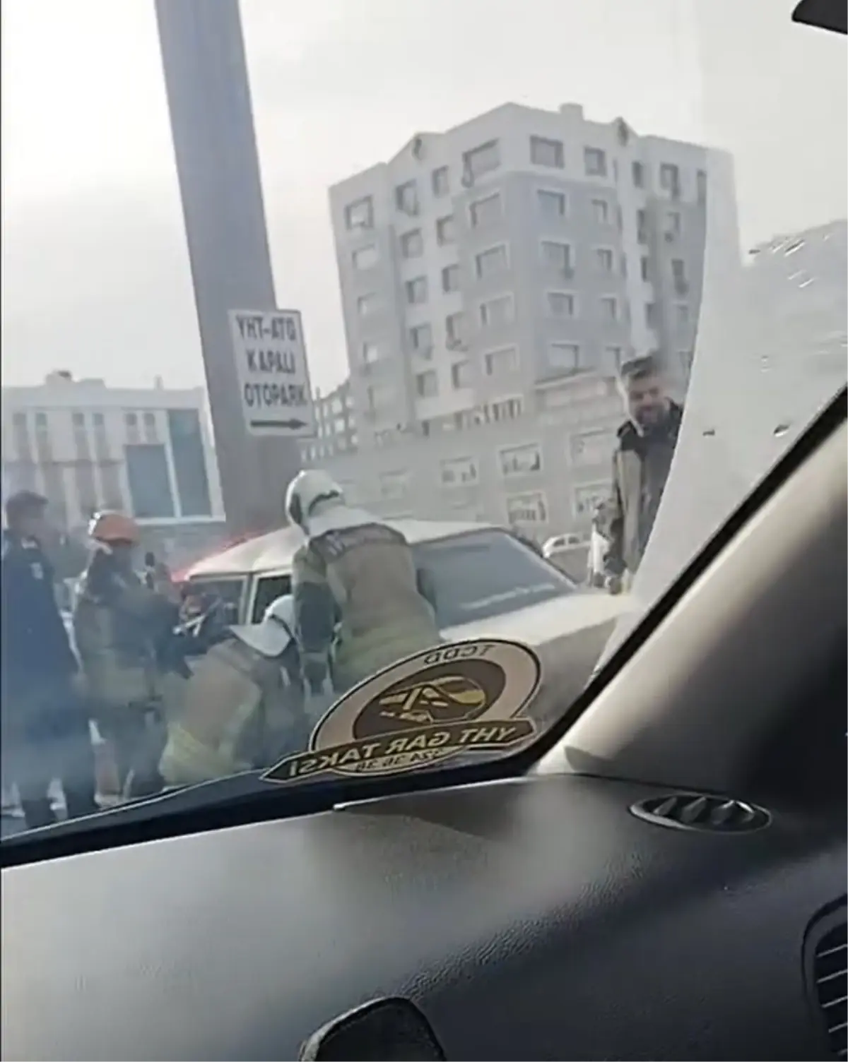 Ankara\'da Direğe Çarpan Araçta Sürücü Yaralandı