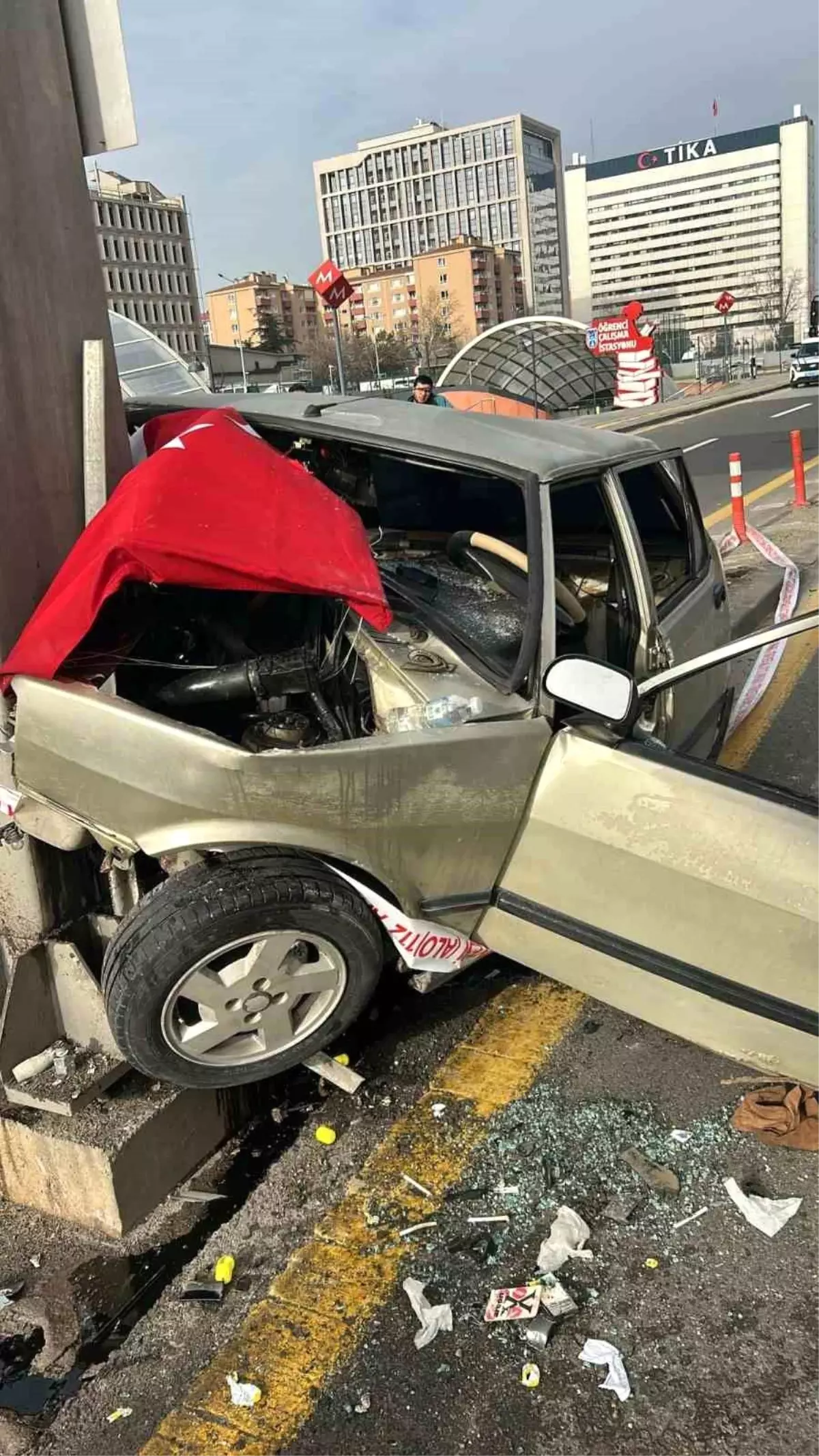 Ankara\'da trafik kazası: Sürücü sıkıştı