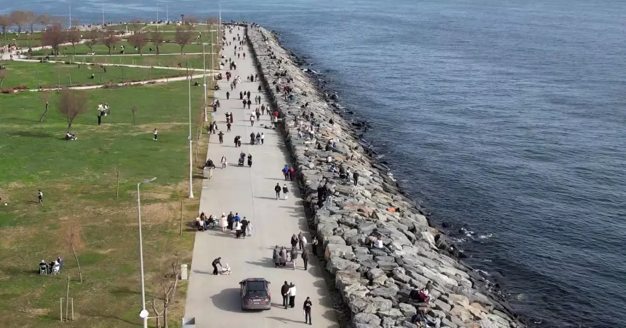 Avcılar\'da Güneşli Hava Kalabalık Yarattı