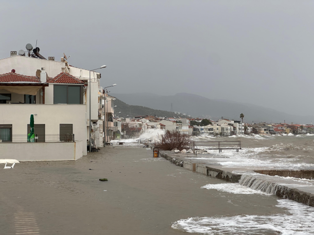 Ayvacık'ta kara ile deniz birleşti