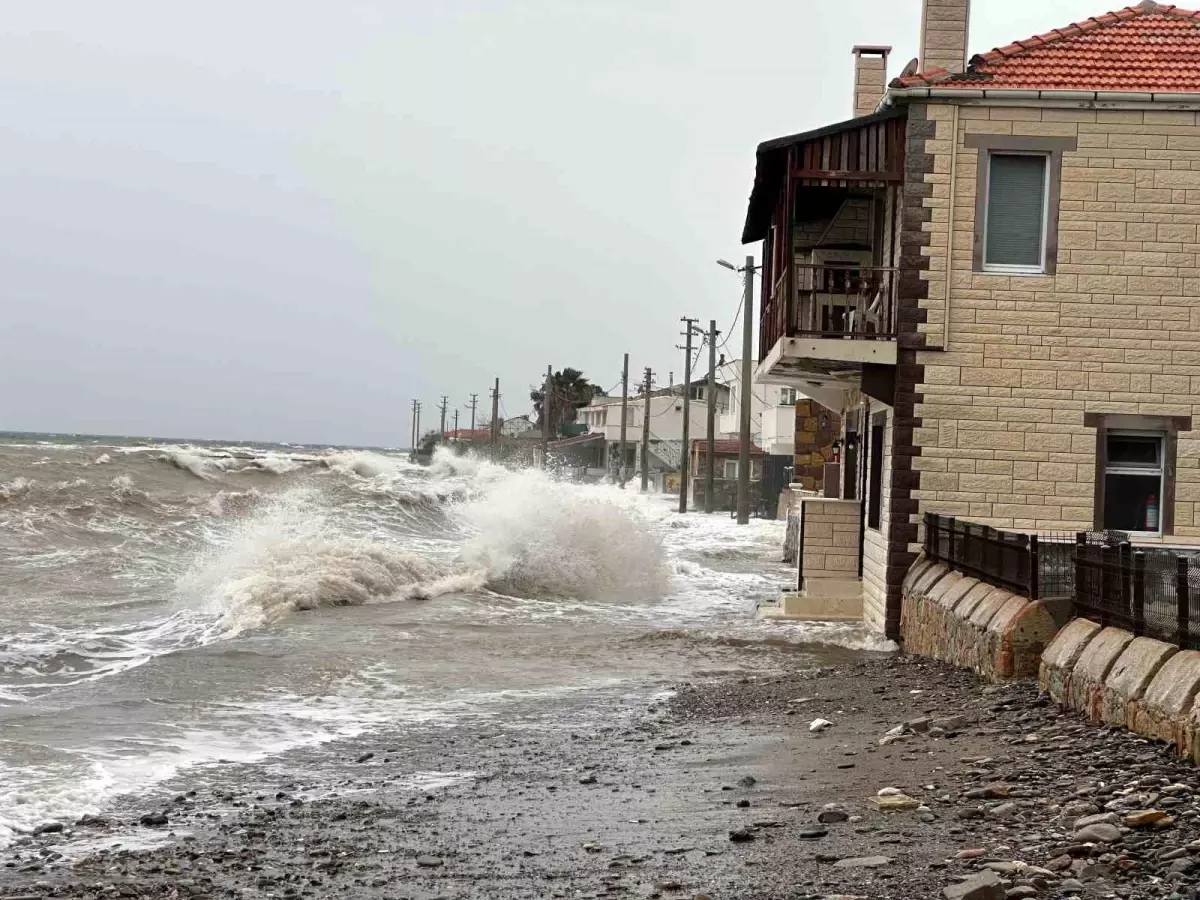 Ayvacık\'ta kara ile deniz birleşti