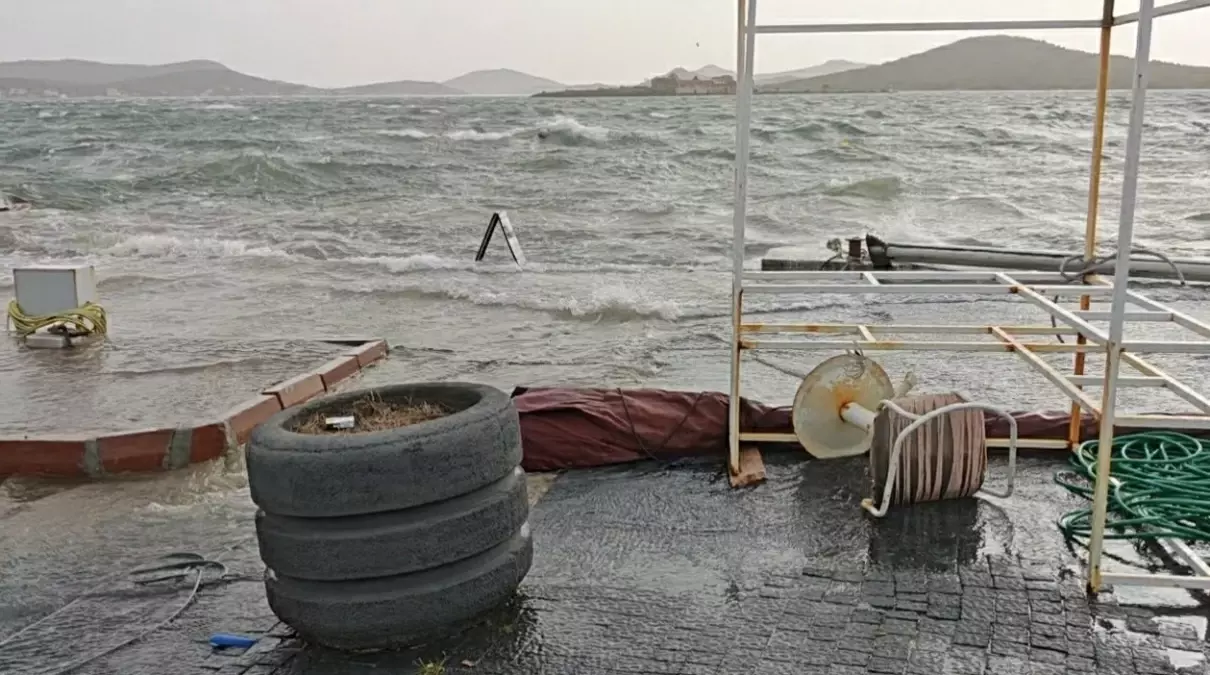 Ayvalık\'ta Fırtına Sahili Vurdu