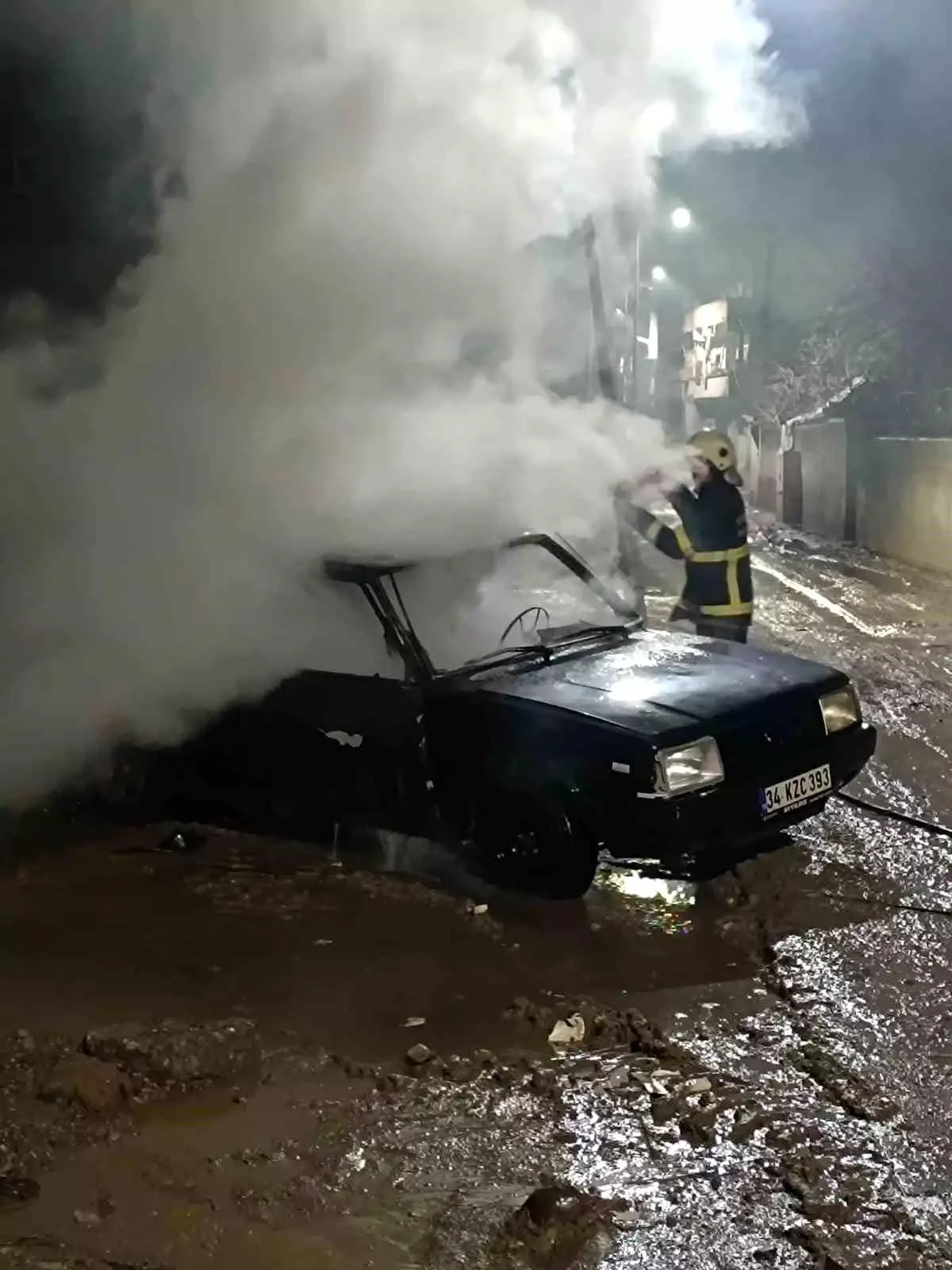 Batman\'da Park Halindeki Araba Yandı