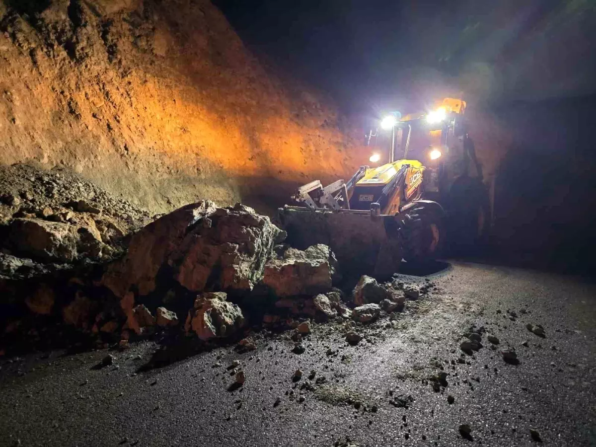 Beypazarı\'nda Yol Kayalarla Kapandı