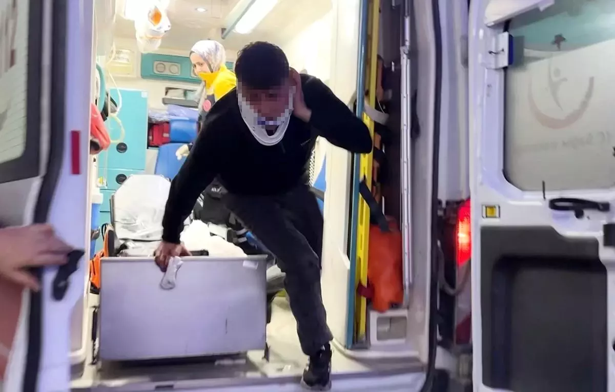 Bıçaklanarak yaralandılar, sedyeden atlayıp gazetecilere saldırdılar